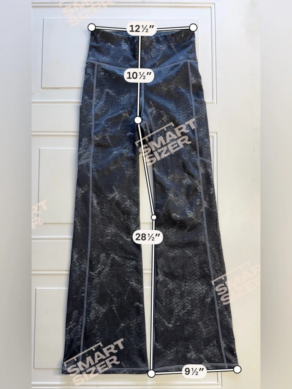 Fabletics Wmns Sz S Short Gray Snakeskin Print Flare Yoga Pants Leggings Pocket - Picture 3 of 6